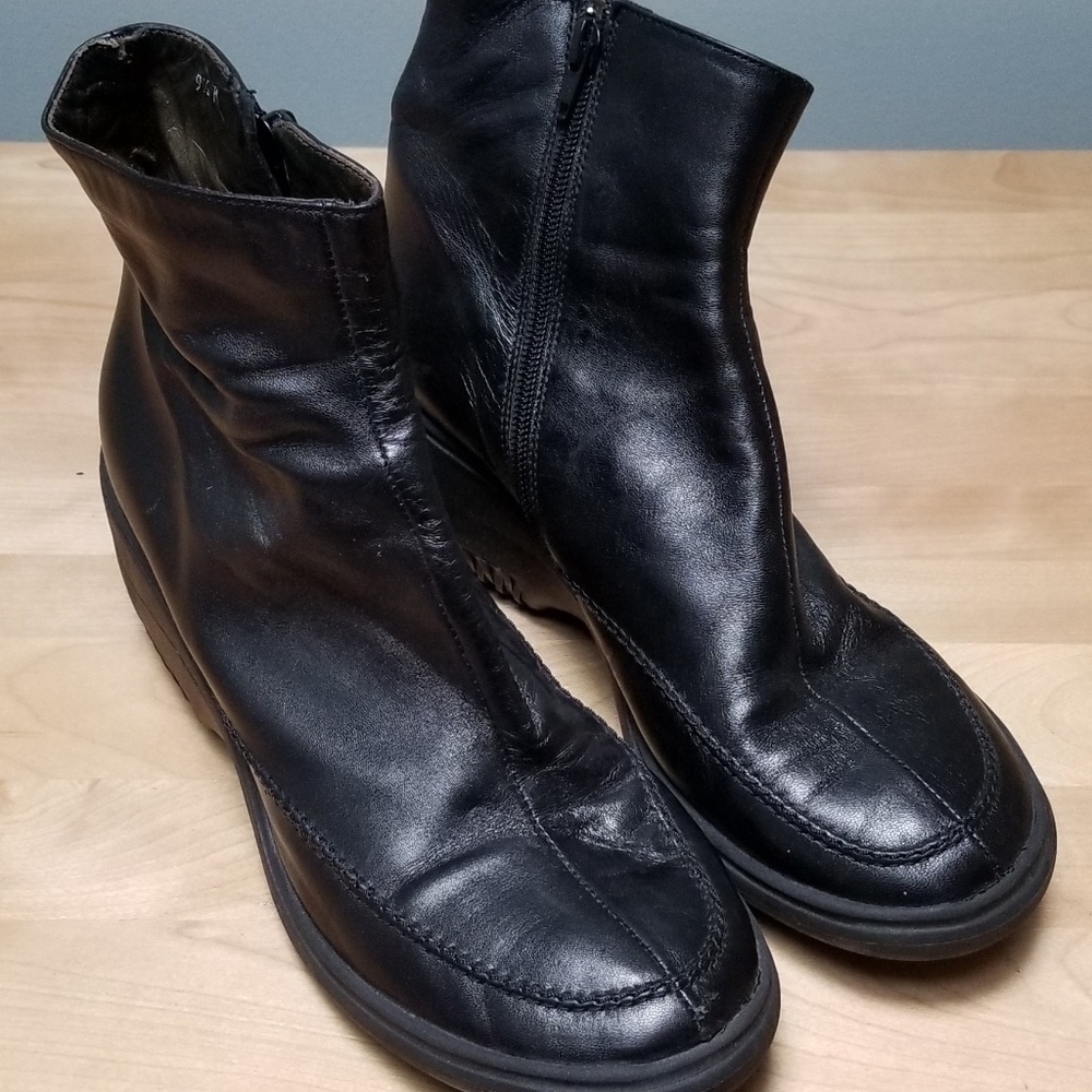VIA SPIGA | BLK LEATHER SIDE ZIP ANKLE BOOT, 9 1/2
